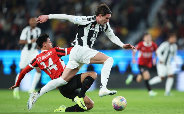 RIYADH, SAUDI ARABIA - JANUARY 03: Dusan Vlahovic of Juventus is challenged by Tijjani Reijnders of AC Milan during the Italian Super Cup Semi-Final match between AC Milan and Juventus at Al Awwal Park on January 03, 2025 in Riyadh, Saudi Arabia. (Photo by Yasser Bakhsh/Getty Images)