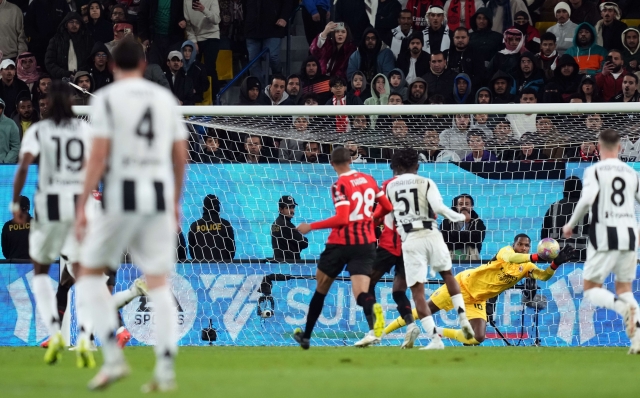 Milan's Mike Maignan during the EA Sports FC italian Supercup 2024/2025 match between Juventus and Milan at Al-Awwal Park Stadium in Riyadh, Saudi Arabia - Sport, Soccer -  Friday January 3, 2025 (Photo by Alfredo Falcone/LaPresse)