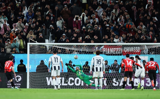 RIYADH, SAUDI ARABIA - JANUARY 03: Michele Di Gregorio of Juventus fails to make a save as Christian Pulisic of AC Milan scores his team's first goal from a penalty kick during the Italian Super Cup Semi-Final match between AC Milan and Juventus at Al Awwal Park on January 03, 2025 in Riyadh, Saudi Arabia. (Photo by Abdullah Ahmed/Getty Images)