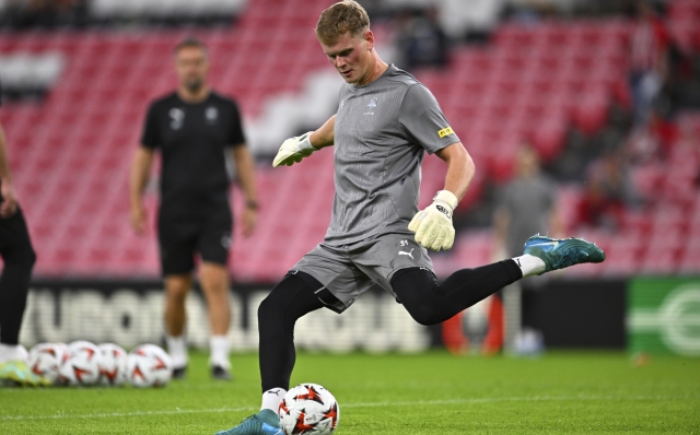 Slavia's goalkeeper Antonin Kinsky warms up before teh start of the Europa League opening phase soccer match between Athletic Club and Slavia at the San Mames stadium in Bilbao, Spain, Thursday, Oct. 24, 2024. (AP Photo/Miguel Oses)