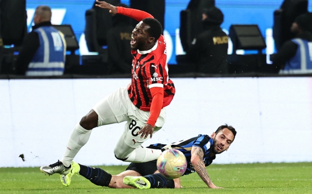 Inter Milan's Turkish midfielder #20 Hakan Calhanoglu tackles AC Milan's American midfielder #80 Yunus Musah during the Italian Super Cup final football match between Inter Milan and AC Milan at the Al-Awwal Park in Riyadh on January 6, 2025. (Photo by FADEL SENNA / AFP)