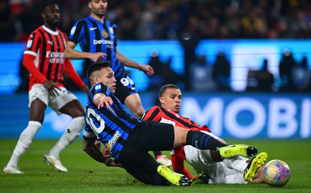 RIYADH, SAUDI ARABIA - JANUARY 06: Lautaro Martinez of FC Internazionale, in action, battles for the ball during the Italian Super Cup Final match between FC Internazionale and AC Milan at Al-Awwal Park Stadium on January 06, 2025 in Riyadh, Saudi Arabia. (Photo by Mattia Ozbot - Inter/Inter via Getty Images)