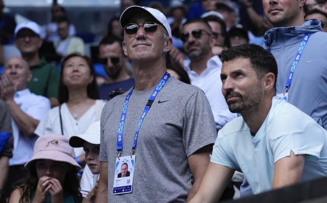 Darren Cahill, coach of Jannik Sinner of Italy reacts after his first round win over Nicolas Jarry of Chile at the Australian Open tennis championship in Melbourne, Australia, Monday, Jan. 13, 2025. (AP Photo/Asanka Brendon Ratnayake)    Associated Press / LaPresse Only italy and Spain