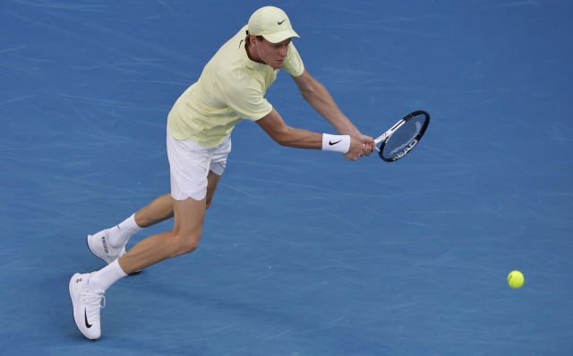 epa11832885 Jannik Sinner of Italy in action during his Men's Singles round 3 match against Marcos Giron of the USA at the Australian Open tennis tournament in Melbourne, Australia, 18 January 2025.  EPA/ROLEX DELA PENA