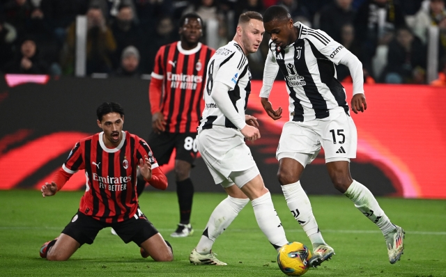 Juventus' French defender #15 Pierre Kalulu controls the ball during the Italian Serie A football match between Juventus and AC Milan at the Allianz stadium in Turin, on January 18, 2025. (Photo by Isabella BONOTTO / AFP)