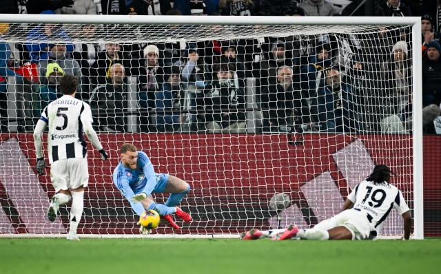 TURIN, ITALY - JANUARY 18: Juventus' goalkeeper Michele Di Gregorio saves the ball during the Serie A match between Juventus and AC Milan at Allianz Stadium on January 18, 2025 in Turin, Italy. (Photo by Daniele Badolato - Juventus FC/Juventus FC via Getty Images)