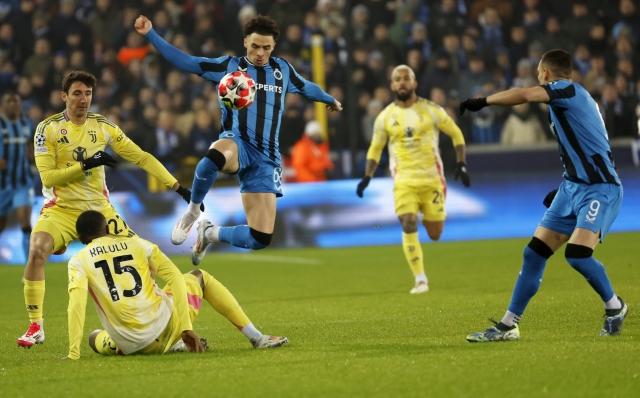 Brugge's Chemsdine Talbi, center, battles for the ball with Juventus' Pierre Kalulu, second left, during the Champions League opening phase soccer match between Club Brugge and Juventus at the Jan Breydel Stadium in Bruges, Belgium, Tuesday, Jan. 21, 2025. (AP Photo/Geert Vanden Wijngaert)