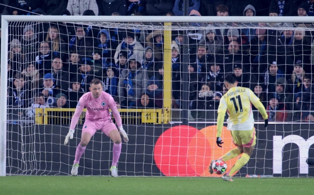 epa11843160 Nicolas Gonzalez (R) of Juve in action in front of goalkeeper Simon Mignolet of Brugge during the UEFA Champions League league phase match between Club Brugge KV and Juventus FC, in Bruges, Belgium, 21 January 2025.  EPA/OLIVIER MATTHYS