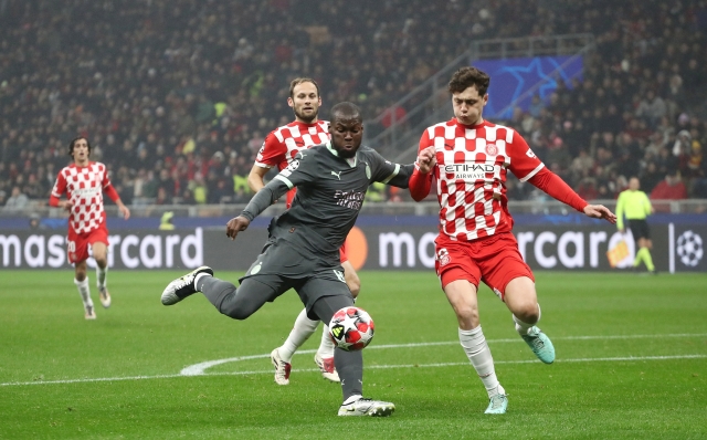 MILAN, ITALY - JANUARY 22: Yunus Musah of AC Milan shoots whilst under pressure from Ladislav Krejci of Girona FC during the UEFA Champions League 2024/25 League Phase MD7 match between AC Milan and Girona FC at Stadio San Siro on January 22, 2025 in Milan, Italy. (Photo by Marco Luzzani/Getty Images)