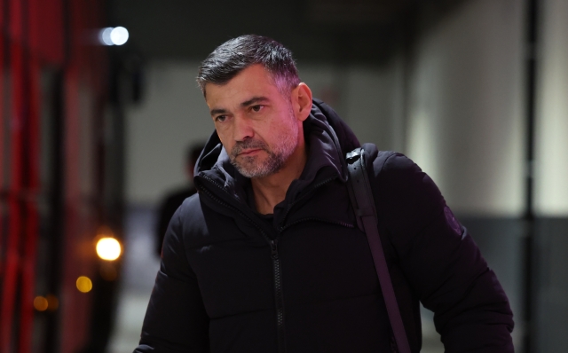 MILAN, ITALY - JANUARY 26:  Head coach of AC Milan Sergio Conceicao arrives before the Serie A match between AC Milan and Parma at Stadio Giuseppe Meazza on January 26, 2025 in Milan, Italy. (Photo by Claudio Villa/AC Milan via Getty Images)