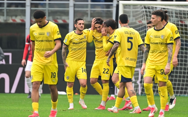 Parma'ss Italian forward #22 Matteo Cancellieri (C) is congratulated by teammates after scoring a goal during the Italian Serie A football match between AC Milan and Parma at the San Siro Stadium in Milan, on January 26, 2025. (Photo by Piero CRUCIATTI / AFP)