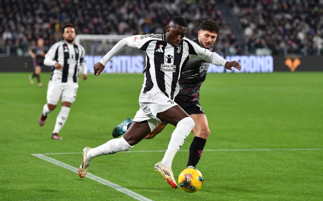 TURIN, ITALY - FEBRUARY 26: Randal Kolo Muani of Juventus is challenged by Liberato Cacace of Empoli during the Coppa Italia Quarter Final match between Juventus FC and Empoli FC at Allianz Stadium on February 26, 2025 in Turin, Italy. (Photo by Valerio Pennicino/Getty Images)