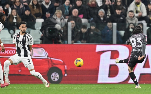 Empoli's Youssef Maleh scores the gol (0-1) during the Coppa Italia quarter-finals soccer match Juventus FC vs Empoli FC at the Allianz Stadium in Turin, Italy, 26 February 2025. ANSA/ALESSANDRO DI MARCO