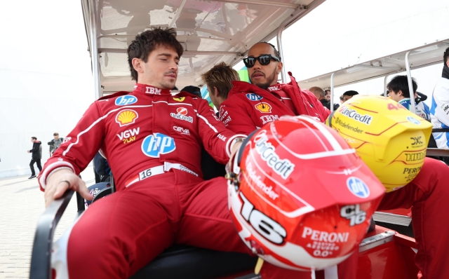 epaselect epa11924901 Scuderia Ferrari drivers Charles Leclerc of Monaco (L) and Lewis Hamilton of Britain leave after a group photo session ahead of the Formula 1 pre-season testing at Bahrain International Circuit in Sakhir, Bahrain, 26 February 2025.  EPA/ALI HAIDER