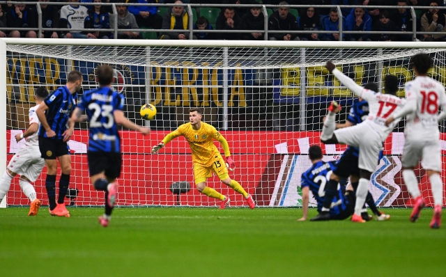 MILAN, ITALY - MARCH 08: Josep Martinez of FC Internazionale in action during the Serie match between Inter and Monza at Stadio Giuseppe Meazza on March 08, 2025 in Milan, Italy. (Photo by Mattia Ozbot - Inter/Inter via Getty Images)