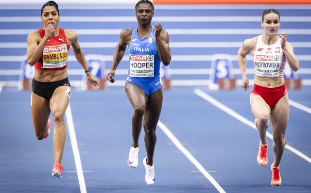 epa11950898 (L-R) Mujinga Kambundji of Switzerland, Gloria Hooper of Italy, and Aleksandra Piotrowska of Poland compete in a Women's 60m heat at the European Athletics Indoor Championships in Apeldoorn, Netherlands, 09 March 2025.  EPA/MICHAEL BUHOLZER