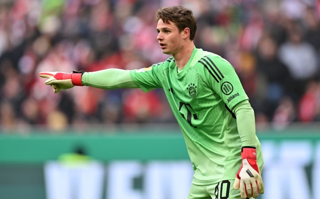  Jonas Urbig of FC Bayern Munich points during the Bundesliga match between FC Bayern MÃ¼nchen and FC Augsburg at Allianz Arena on January 24, 2026 in Munich, Germany. (Photo by Sebastian Widmann/Getty Images)