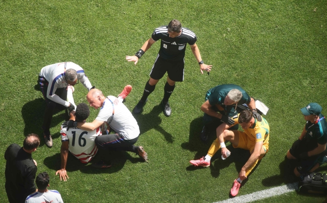 SEATTLE, WASHINGTON - JUNE 19: Alex Freeman #16 of the United States and Paul Okon-Engstler #24 of Australia receive medical attention as they collide for the header during the FIFA World Cup 2026 Group D match between USA and Australia at Seattle Stadium on June 19, 2026 in Seattle, Washington. Alex Grimm/Getty Images/AFP (Photo by ALEX GRIMM / GETTY IMAGES NORTH AMERICA / Getty Images via AFP)