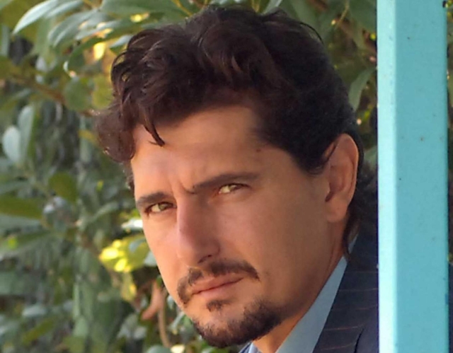  TRAFFICO HASHISH; ARRESTATO EX CALCIATORE PADOVANO - Michele Padovano, ex calciatore della Juventus, in una foto d'archivio. Padovano e' accusato di 
associazione per delinquere finalizzata al traffico internazionale di droga. Gli e' stato contestato il ruolo del 
finanziatore. Secondo quanto hanno raccontato i carabinieri, l' ex calciatore era in rapporti di amicizia con Luca Mosole, 39 anni, di La Cassa (Torino), considerato il capo della banda di trafficanti di hashish.
  Le indagini partono nell' ottobre del 2004 dalla compagnia carabinieri di Venaria (Torino) e vengono poi coordinate dal pm di Torino Antonio Rinaudo della Direzione distrettuale antimafia. ALESSANDRO CONTALDO / ANSA / I51