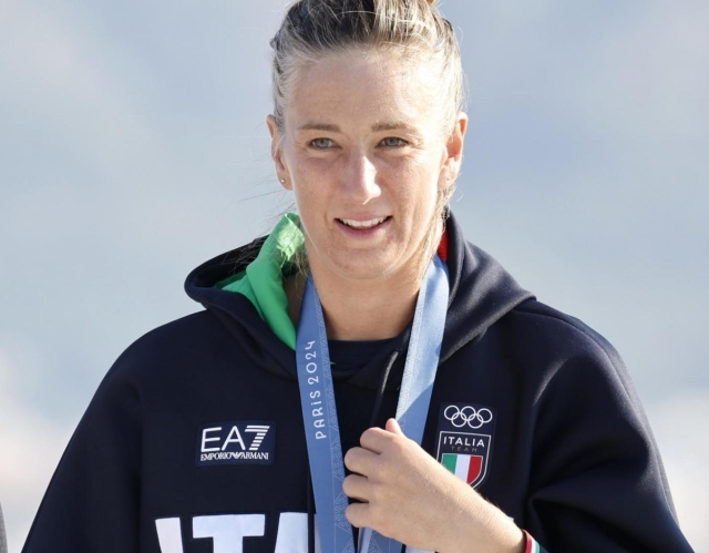 epa11537099 Gold medalists Ruggero Tita and Caterina Banti of Italy during the medal ceremony for the Mixed Multihull event of the Sailing competitions in the Paris 2024 Olympic Games, at the Marseille Marina in Marseille, France, 08 August 2024.  EPA/SEBASTIEN NOGIER