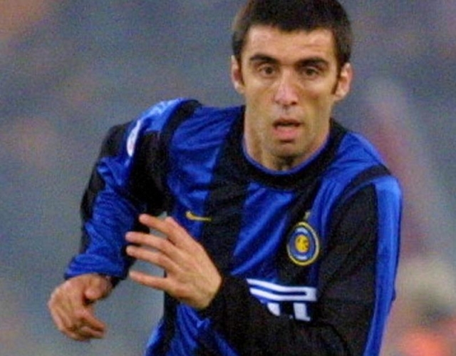 Inter Milan Turkish striker  Hakan Sukur tries to control the ball during the Italian first league match AS Roma-Inter Milan, at the Rome's Olympic Stadium, 04 march 2001. Roma won 3-2.   AFP PHOTO GABRIEL BOUYS / AFP PHOTO / GABRIEL BOUYS