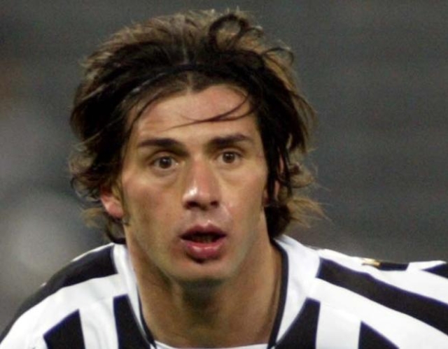©MARCO LUSSOSO/LAPRESSE JUVENTUS SINGOLI IN AZIONE - © MARCO LUSSOSO/LAPRESSE
09-03-2004   MILANO
SPORT - CALCIO
CHAMPIONS LEAGUE 
JUVENTUS-DEPORTIVO
NELLA FOTO: TACCHINARDI ALESSIO - Fotografo: MARCO LUSSOSO