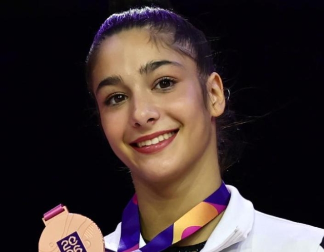 epa13169863 Gold medal winner Darja Varfolomeev of Germany (C), silver medal winner Stiliana Nikolova of Bulgaria (L) and bronze medal winner Sofia Raffaeli of Italy pose on the podest during the medal ceremony in the Individual All-Around final of the 42nd Rhythmic Gymnastic World Championships in Frankfurt, Germany, 14 August 2026.  EPA/RONALD WITTEK
