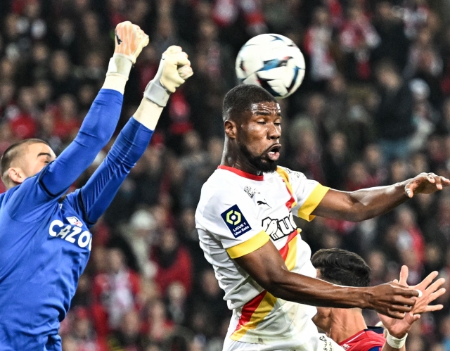TOPSHOT - Lille's French goalkeeper Lucas Chevalier (L) fights for the ball with Lens' Austrian defender Kevin Danso during the French L1 football match between Lille OSC (LOSC) and RC Lens (RCL) at Stade Pierre-Mauroy in Villeneuve-d'Ascq, northern France, on October 9, 2022. (Photo by Sameer Al-DOUMY / AFP)