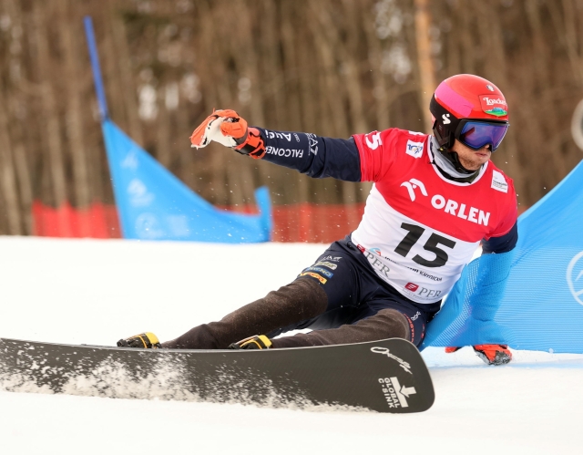 epa11177564 Roland Fischnaller of Italy in action during the men's Snowboard Parallel Slalom at the FIS World Cup, in Krynica-Zdroj, Poland, 24 February 2024.  EPA/Grzegorz Momot POLAND OUT