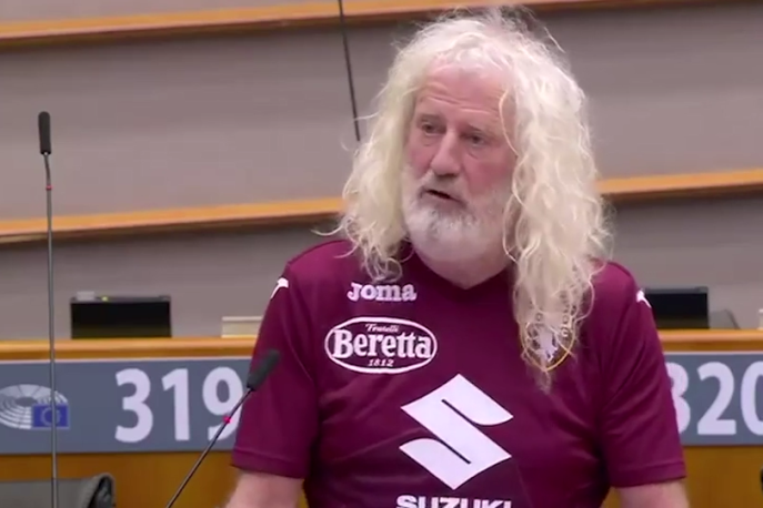 Video, Mick Wallace al Parlamento Europeo: “Juve me..a”