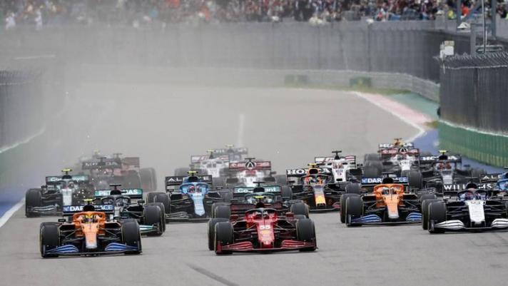 A Sochi nel finale fuori Norris. Hamilton vince la sua centesima in F1. Sul podio Verstappen e Sainz