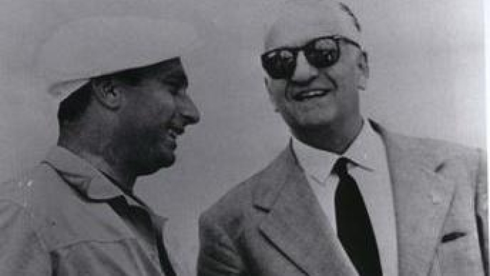 Juan Manuel Fangio (1911-1995) con Enzo Ferrari (1898-1988)