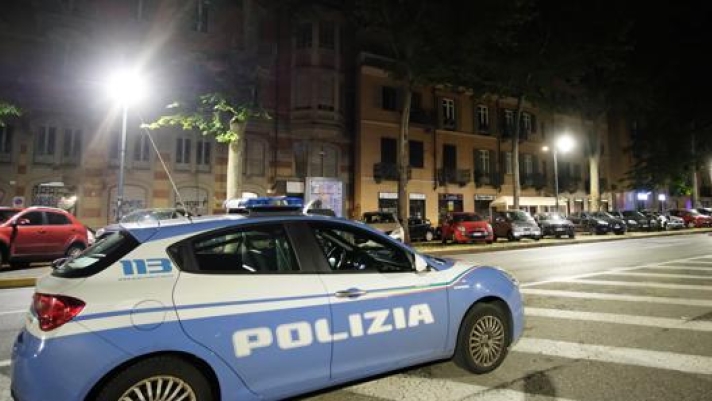 Un controllo della polizia in strada a Torino. Ansa