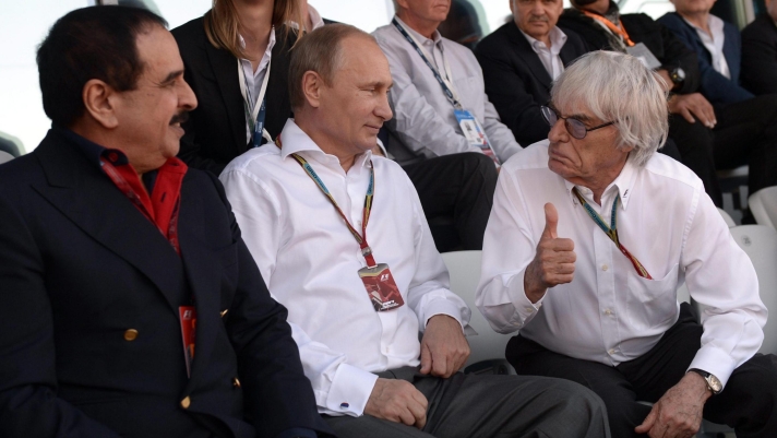 Bernie Ecclestone (a des) con Vladimir Putin (al centro)