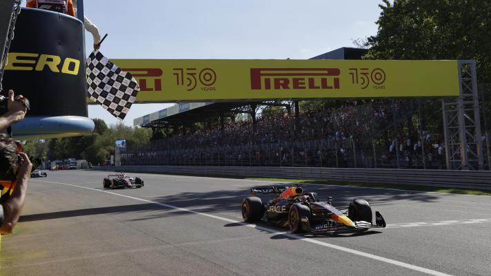 Max Verstappen taglia il traguardo di Monza e vince il GP d'Italia. AP