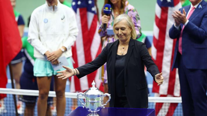 NEW YORK, NEW YORK - SEPTEMBER 10: Martina Navratilova presents the championship trophy to Iga Swiatek of Poland after defeating Ons Jabeur of Tunisia during their Womens Singles Final match on Day Thirteen of the 2022 US Open at USTA Billie Jean King National Tennis Center on September 10, 2022 in the Flushing neighborhood of the Queens borough of New York City.   Elsa/Getty Images/AFP