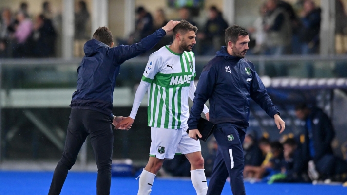 VERONA, ITALY - APRIL 08: Domenico Berardi of US Sassuolo interacts with Alessio Dionisi, Head Coach of US Sassuolo, after being substituted off during the Serie A match between Hellas Verona and US Sassuolo at Stadio Marcantonio Bentegodi on April 08, 2023 in Verona, Italy. (Photo by Alessandro Sabattini/Getty Images)