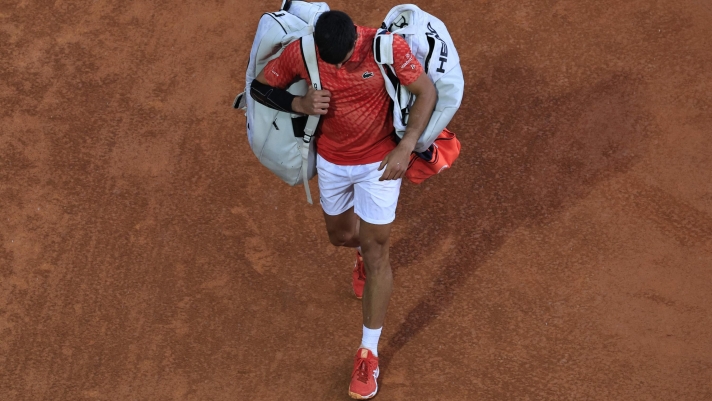 TOPSHOT - Serbia's Novak Djokovic leaves the court after losing against Italy's Lorenzo Musetti after their Monte-Carlo ATP Masters Series tournament round of 16 tennis match in Monte Carlo on April 13, 2023. (Photo by Valery HACHE / AFP)
