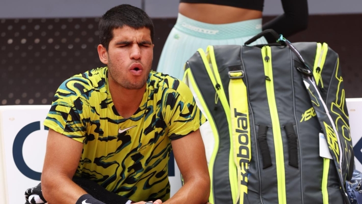MADRID, SPAIN - APRIL 28: Carlos Alcaraz of Spain reacts during the change of ends against Emil Ruusuvuori of Finland during their second round match on day five of the Mutua Madrid Open at La Caja Magica on April 28, 2023 in Madrid, Spain. (Photo by Clive Brunskill/Getty Images)
