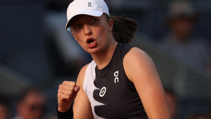 MADRID, SPAIN - MAY 06: Iga Swiatek of Poland celebrates against Aryna Sabalenka during the women's final match on Day Thirteen of the Mutua Madrid Open at La Caja Magica on May 06, 2023 in Madrid, Spain. (Photo by Julian Finney/Getty Images)