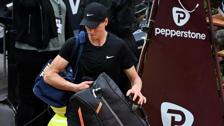 Jannik Sinner of Italy leaves the court after losing his men's singles fourth round match against Francisco Cerundolo of Argentina (not pictured) at the Italian Open tennis tournament in Rome, Italy, 16 May 2023.  ANSA/ETTORE FERRARI