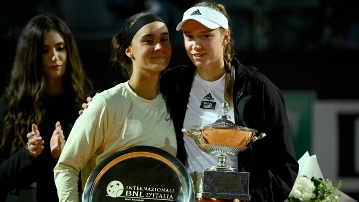 Ukraine's Anhelina Kalinina (2ndL) and Kazakhstan's Elena Rybakina (R) pose with trophies after Kalinina forfeited due to injury during the final match of the Women's WTA Rome Open tennis tournament against Kazakhstan's Elena Rybakina at Foro Italico in Rome on May 20, 2023. Rybakina wins the Rome WTA at the start of the second set of the finals. (Photo by Filippo MONTEFORTE / AFP)