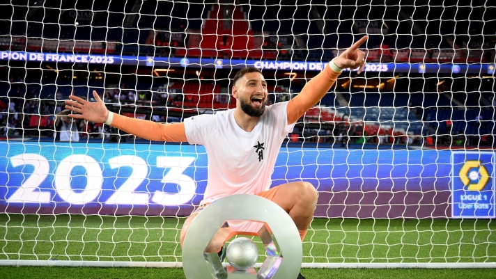 Paris Saint-Germain's Italian goalkeeper Gianluigi Donnarumma poses with the trophy during the 2022-2023 Ligue 1 championship trophy ceremony following the L1 football match between Paris Saint-Germain (PSG) and Clermont Foot 63 at the Parc des Princes Stadium in Paris on June 3, 2023. (Photo by FRANCK FIFE / POOL / AFP)