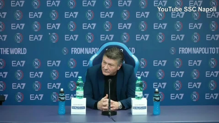Il tecnico del Napoli scherza in conferenza.