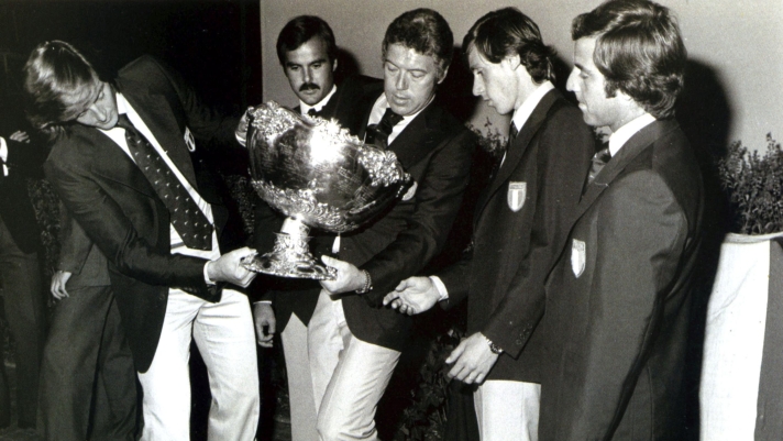 1976 Maglietta Rossa, storica vittoria della Nazionale italiana in Coppa Davis: Adriano Panatta, Antonio (Tonino) Zugarelli, Nicola Pietrangeli, Paolo Bertolucci e Corrado Barazzutti.