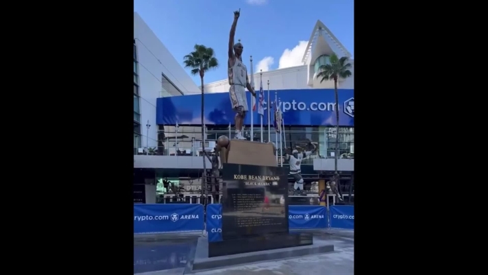 A poco più di quattro anni dalla scomparsa, i Los Angeles Lakers hanno inaugurato una statua dedicata a Kobe Bryant