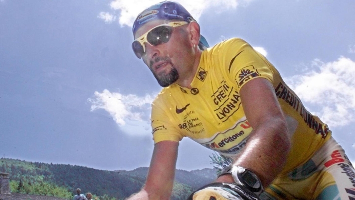 Una immagine d'archivio di Marco Pantani durante una tappa del Tour de France 1998.          ANSA/PASCAL PAVANI