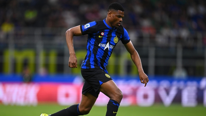 MILAN, ITALY - APRIL 14: Denzel Dumfries of FC Internazionale in action during the Serie A TIM match between FC Internazionale and Cagliari at Stadio Giuseppe Meazza on April 14, 2024 in Milan, Italy. (Photo by Mattia Ozbot - Inter/Inter via Getty Images)