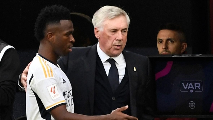 Real Madrid's Italian coach Carlo Ancelotti (R) congratulates Real Madrid's Brazilian forward #07 Vinicius Junior as he is substituted during the Spanish league football match between CA Osasuna and Real Madrid CF at El Sadar stadium in Pamplona on March 16, 2024. (Photo by ANDER GILLENEA / AFP)