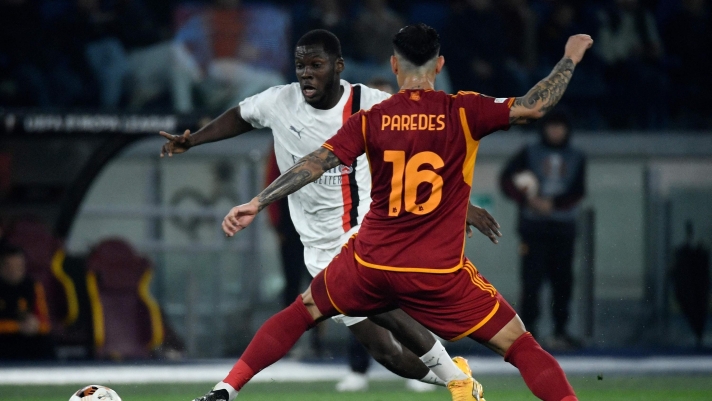 AC Milan's English defender #23 Fikayo Tomori fights for the ball with Roma's Argentinian midfielder #16 Leandro Daniel Paredes during the UEFA Europa League football match between  AS Roma and AC Milan at the Olympic stadium in Rome on April 18, 2024. (Photo by Filippo MONTEFORTE / AFP)